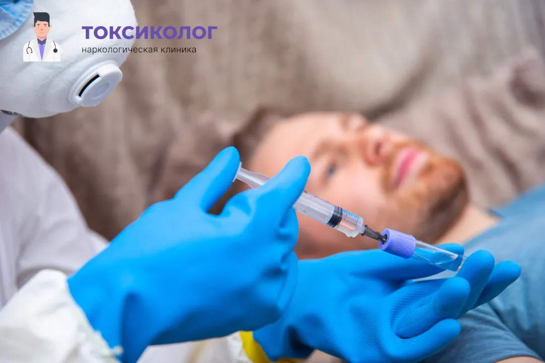 Врач берет анализы в процессе процедуры «Снятие ломки в Ульяновске»